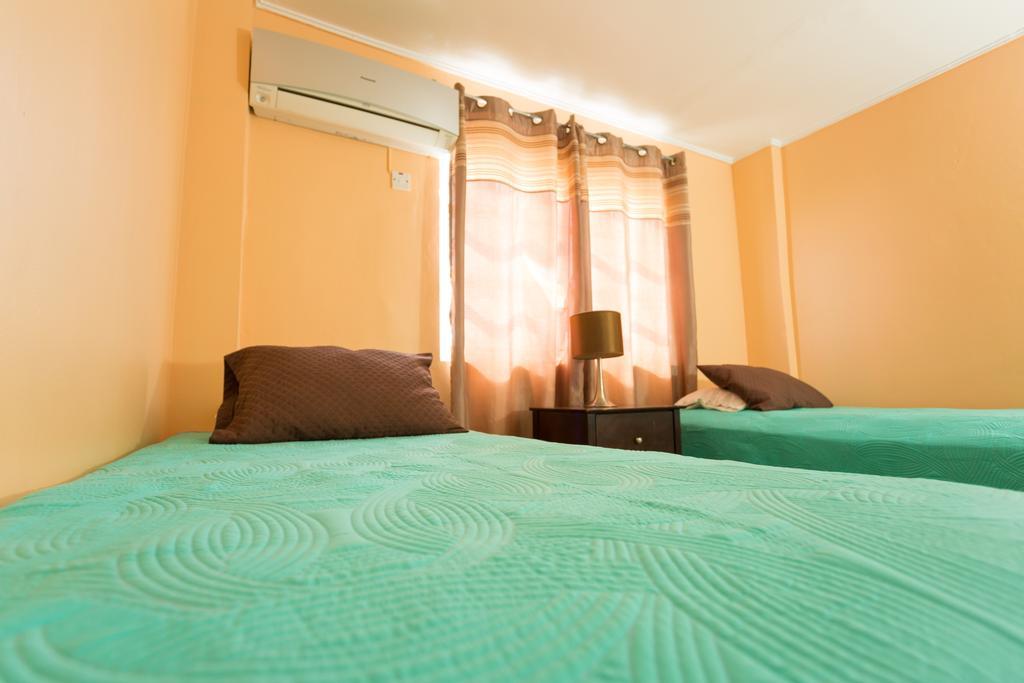 Cozy Accommodations - Dorchester City Line Kingston Bagian luar foto